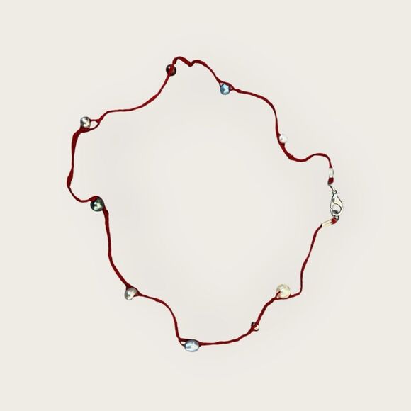 Faux pearls choker on red string - Picture 3 of 4